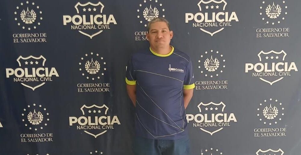 José Adán Vásquez Rosa, de 45 años, fue capturado tras arrollar con un tractor a una mujer que recolectaba caña de azúcar en San Miguel Centro. La víctima falleció y el conductor será procesado por homicidio culposo. Foto: PNCSV.