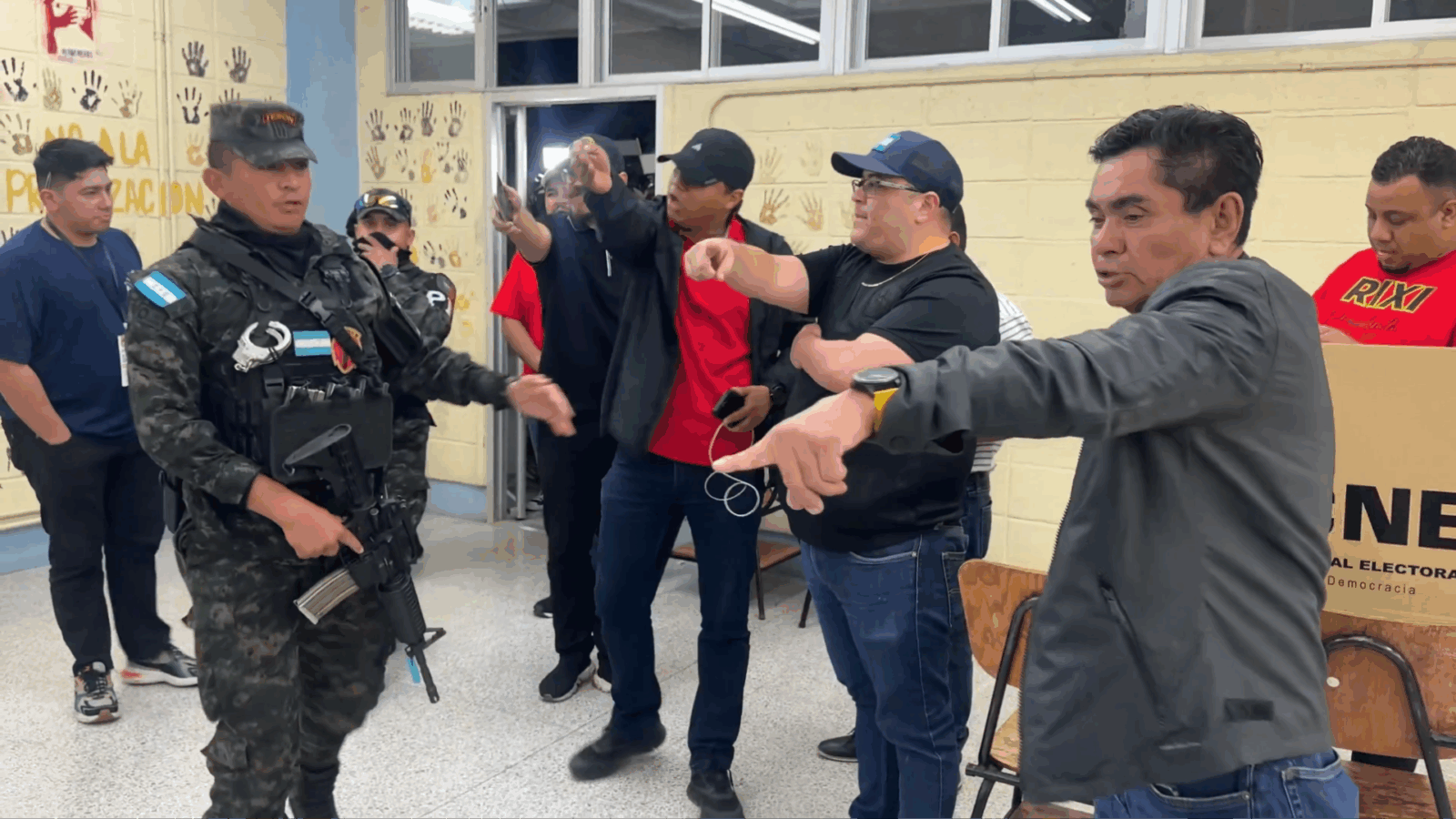 Partidos opositores y observadores internacionales denunciaron dificultades y falta de transparencia en el conteo de votos de las elecciones generales de Honduras 2025. La OEA y la UE exigieron garantías para un proceso limpio, mientras el CNE reporta un avance lento del escrutinio. Foto: Cortesía.