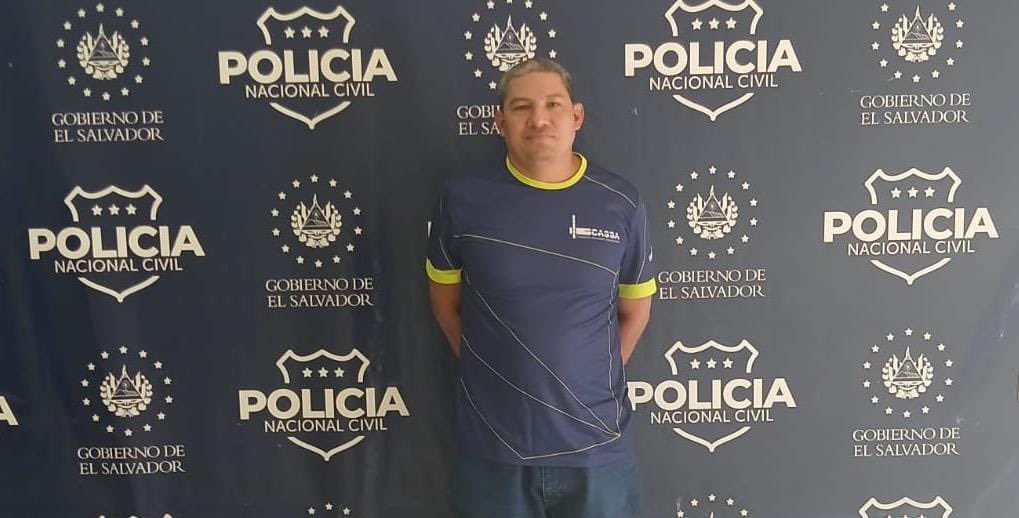 José Adán Vásquez Rosa, de 45 años, fue capturado tras arrollar con un tractor a una mujer que recolectaba caña de azúcar en San Miguel Centro. La víctima falleció y el conductor será procesado por homicidio culposo. Foto: PNCSV.