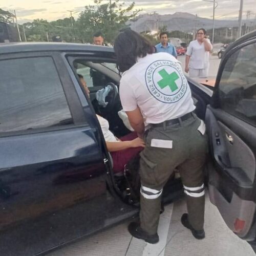 Un vehículo impactó contra una barrera en el Redondel Integración, dejando a dos ocupantes con múltiples traumas y heridos. Cruz Verde atendió la emergencia. Foto: Cruz Verde Salvadoreña.
