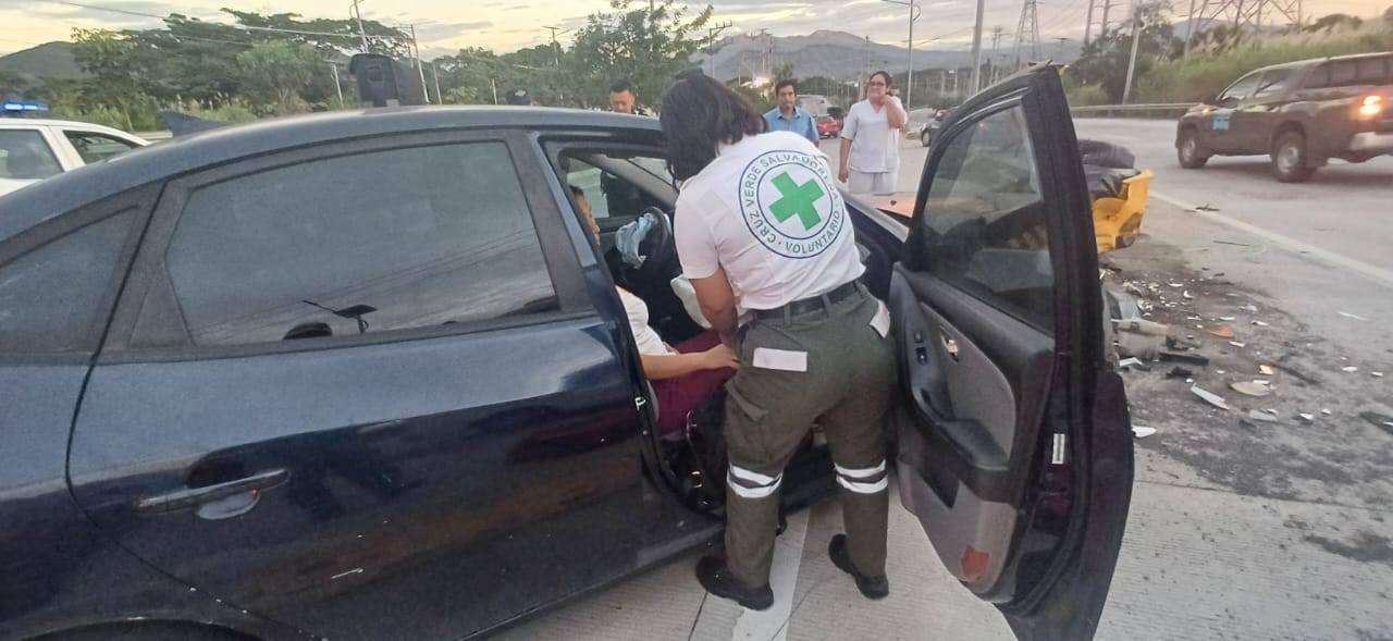 Un vehículo impactó contra una barrera en el Redondel Integración, dejando a dos ocupantes con múltiples traumas y heridos. Cruz Verde atendió la emergencia. Foto: Cruz Verde Salvadoreña.