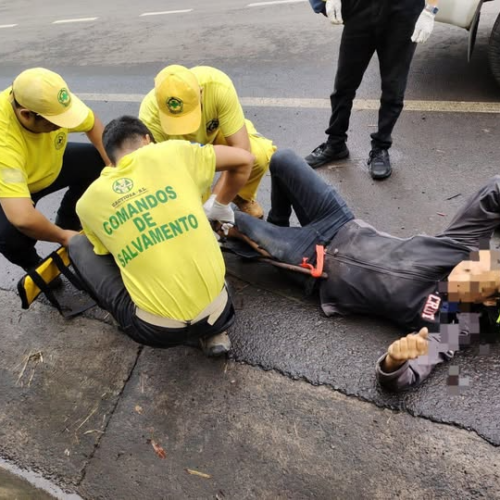 Un motociclista de 37 años sufrió un accidente en el km 62 de la carretera Sonsonate-San Salvador al intentar esquivar un perro. Comandos de Salvamento lo atendió y lo trasladó a un centro asistencial con posible fractura en la pierna izquierda. Foto: Comando de Salvamento.