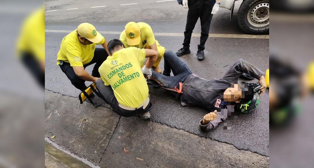 Un motociclista de 37 años sufrió un accidente en el km 62 de la carretera Sonsonate-San Salvador al intentar esquivar un perro. Comandos de Salvamento lo atendió y lo trasladó a un centro asistencial con posible fractura en la pierna izquierda. Foto: Comando de Salvamento.