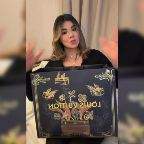 Abigaíl Mancía, conocida como "La Tamalera", presumió un bolso de lujo regalado por su "papacito lindo" y lanzó un mensaje directo a sus críticos: "Ni vendiendo 5 ollas de tamales al día lograría comprarme algo así". ¿Los tamales dan o no?: Foto: Cortesía.