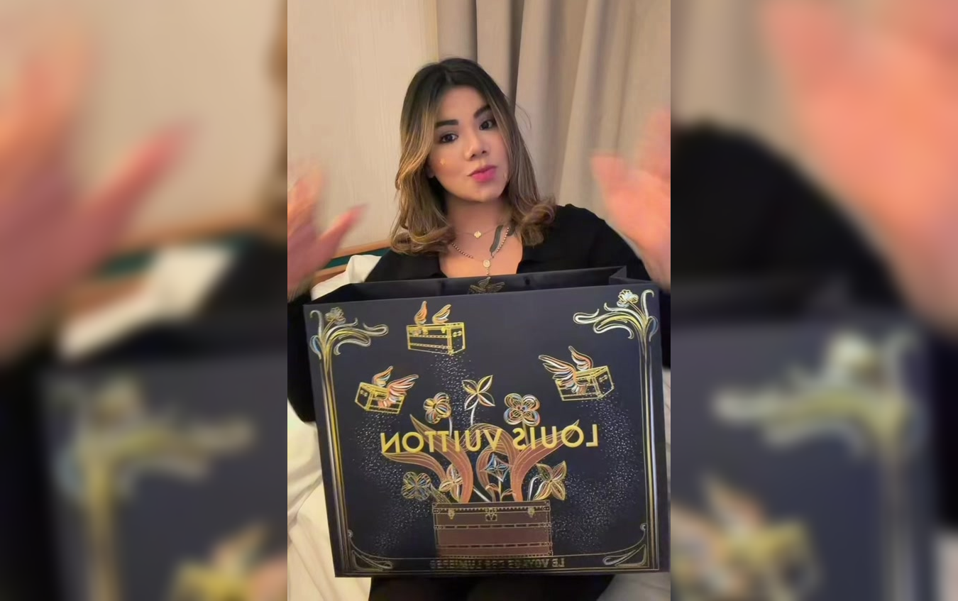 Abigaíl Mancía, conocida como "La Tamalera", presumió un bolso de lujo regalado por su "papacito lindo" y lanzó un mensaje directo a sus críticos: "Ni vendiendo 5 ollas de tamales al día lograría comprarme algo así". ¿Los tamales dan o no?: Foto: Cortesía.