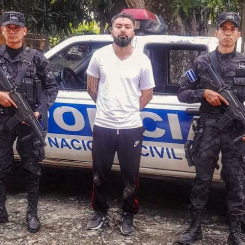 La Policía Nacional Civil (PNC) capturó en Aguilares a un hombre con 600 porciones de crack, un golpe al narcomenudeo que refuerza la Seguridad en la zona. El detenido será procesado por tráfico ilícito de Drogas. Foto: PNCSV.