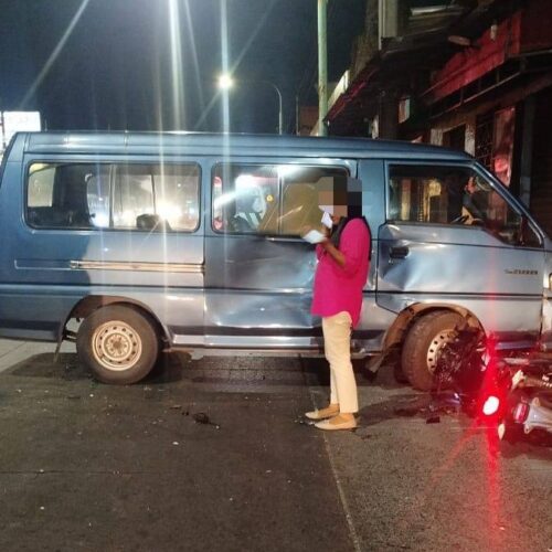 Motociclista herido tras chocar con un microbús en Apopa; Cruz Verde brindó auxilio y trasladó a la víctima a un hospital tras giro indebido. Foto: Cruz Verde Salvadoreña.
