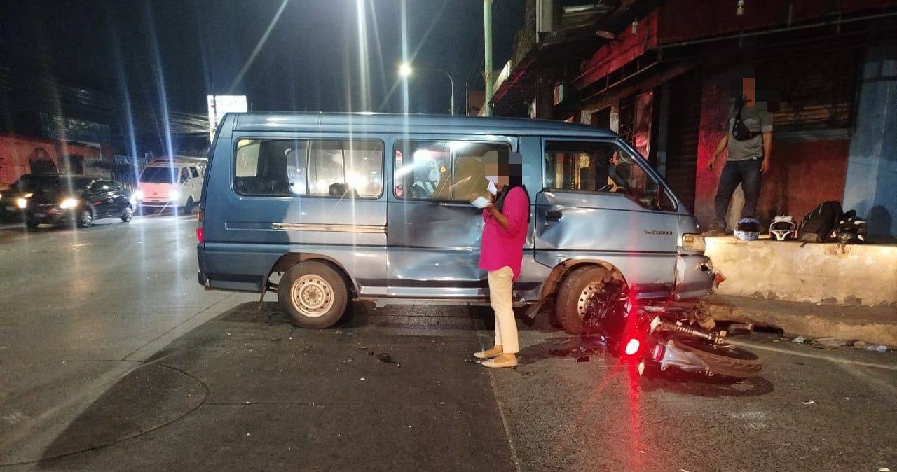 Motociclista herido tras chocar con un microbús en Apopa; Cruz Verde brindó auxilio y trasladó a la víctima a un hospital tras giro indebido. Foto: Cruz Verde Salvadoreña.