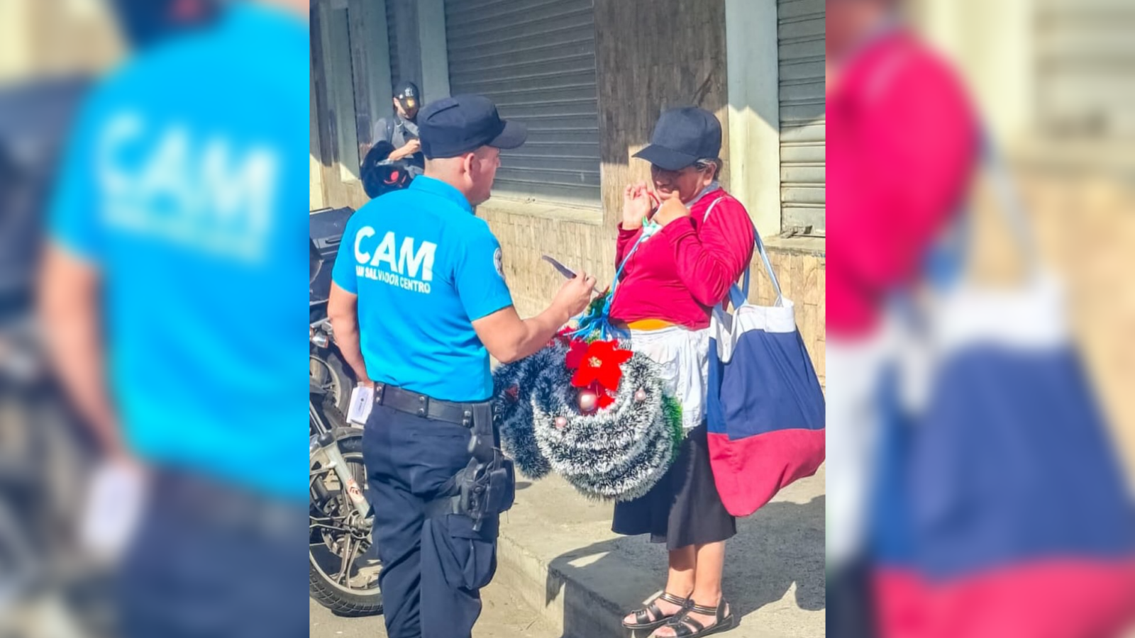 La Alcaldía de San Salvador intensificó operativos para reordenar el Centro Histórico, desalojando a vendedores ambulantes que resisten y acusan falta de alternativas. Los enfrentamientos del 9 y 10 de diciembre dejaron decomisos y tensiones por el control del espacio público. Foto: PrensaSanSalvadorCentro.