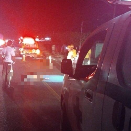 Un hombre falleció esta madrugada en Guazapa tras ser embestido por una rastra; Cruz Verde confirmó que la víctima no tenía signos vitales. Foto: Cruz Verde Salvadoreña.