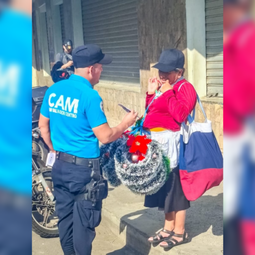 La Alcaldía de San Salvador intensificó operativos para reordenar el Centro Histórico, desalojando a vendedores ambulantes que resisten y acusan falta de alternativas. Los enfrentamientos del 9 y 10 de diciembre dejaron decomisos y tensiones por el control del espacio público. Foto: PrensaSanSalvadorCentro.