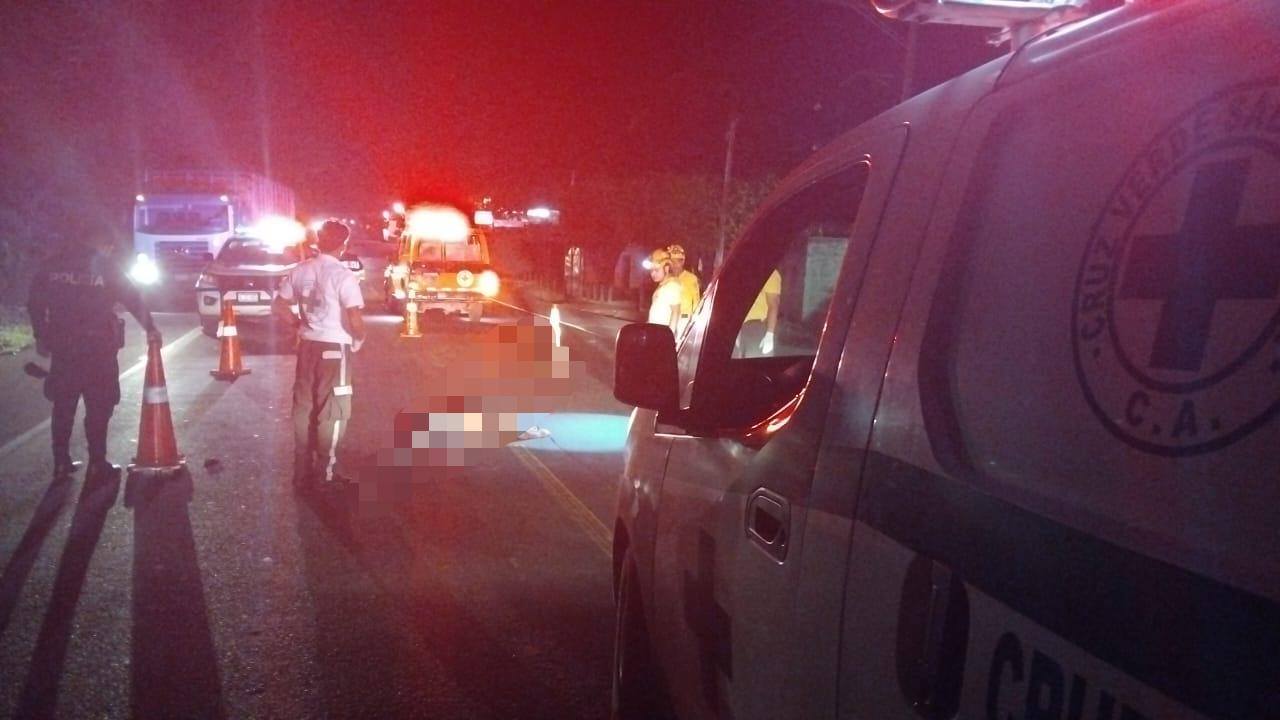 Un hombre falleció esta madrugada en Guazapa tras ser embestido por una rastra; Cruz Verde confirmó que la víctima no tenía signos vitales. Foto: Cruz Verde Salvadoreña.