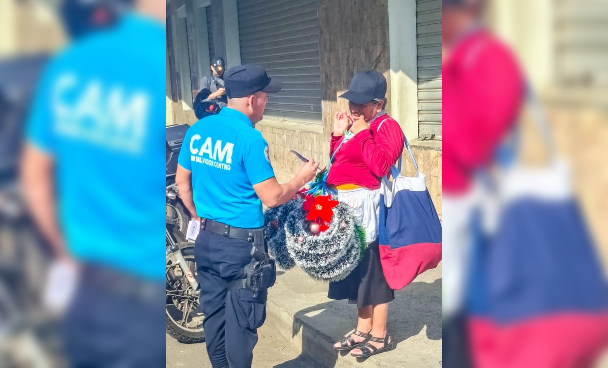 La Alcaldía de San Salvador intensificó operativos para reordenar el Centro Histórico, desalojando a vendedores ambulantes que resisten y acusan falta de alternativas. Los enfrentamientos del 9 y 10 de diciembre dejaron decomisos y tensiones por el control del espacio público. Foto: PrensaSanSalvadorCentro.