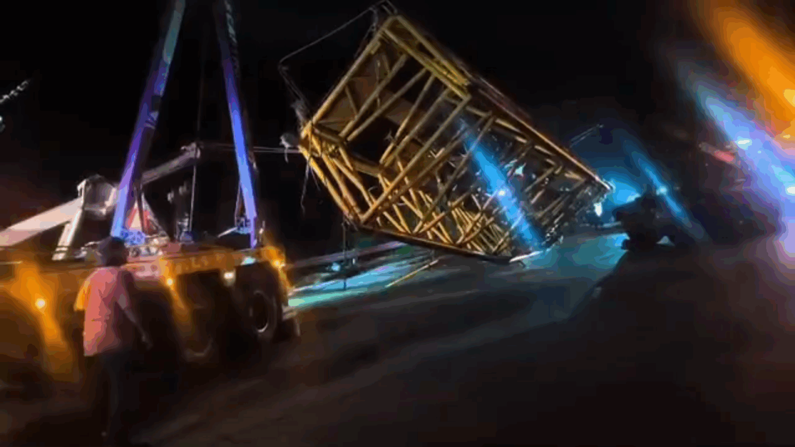 El Viceministerio de Transporte (VMT) realizó la remoción de una estructura metálica que se desprendió de un vehículo en el tramo Los Chorros, carretera Panamericana. Las maniobras se ejecutaron con restricción de paso para garantizar seguridad vial. Foto: VMT_SV.