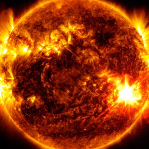 La NASA detectó una potente erupción solar de clase X1.9, generando una tormenta geomagnética que activó alertas globales. Podría afectar comunicaciones, redes eléctricas y generar auroras boreales visibles en EE.UU. Foto: NASA.