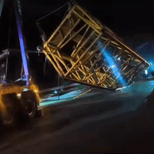 El Viceministerio de Transporte (VMT) realizó la remoción de una estructura metálica que se desprendió de un vehículo en el tramo Los Chorros, carretera Panamericana. Las maniobras se ejecutaron con restricción de paso para garantizar seguridad vial. Foto: VMT_SV.