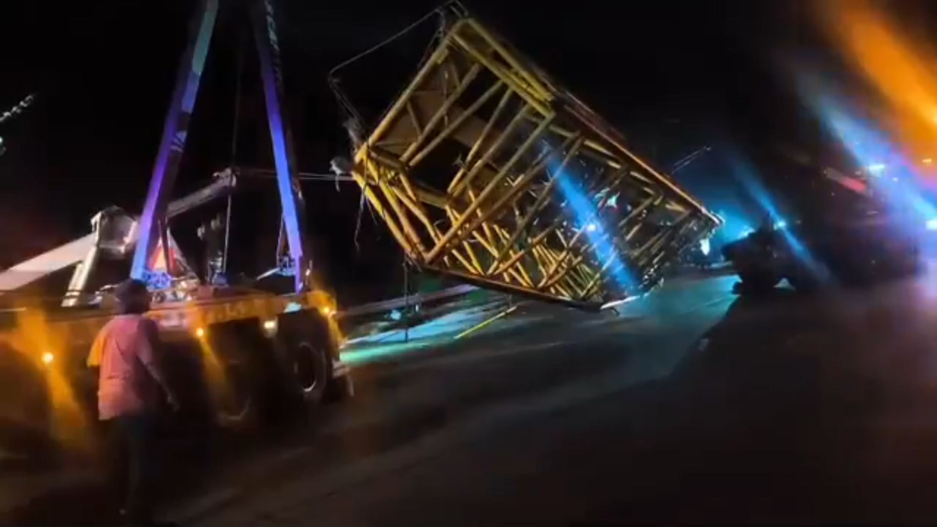 El Viceministerio de Transporte (VMT) realizó la remoción de una estructura metálica que se desprendió de un vehículo en el tramo Los Chorros, carretera Panamericana. Las maniobras se ejecutaron con restricción de paso para garantizar seguridad vial. Foto: VMT_SV.