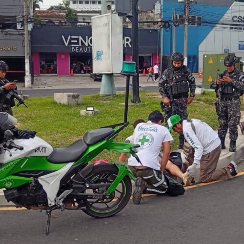 Socorristas de Cruz Verde Santa Anita auxiliaron a un motociclista lesionado tras ser impactado por un sedán en la rotonda del Salvador del Mundo. Foto: Cruz Verde Salvadoreña.