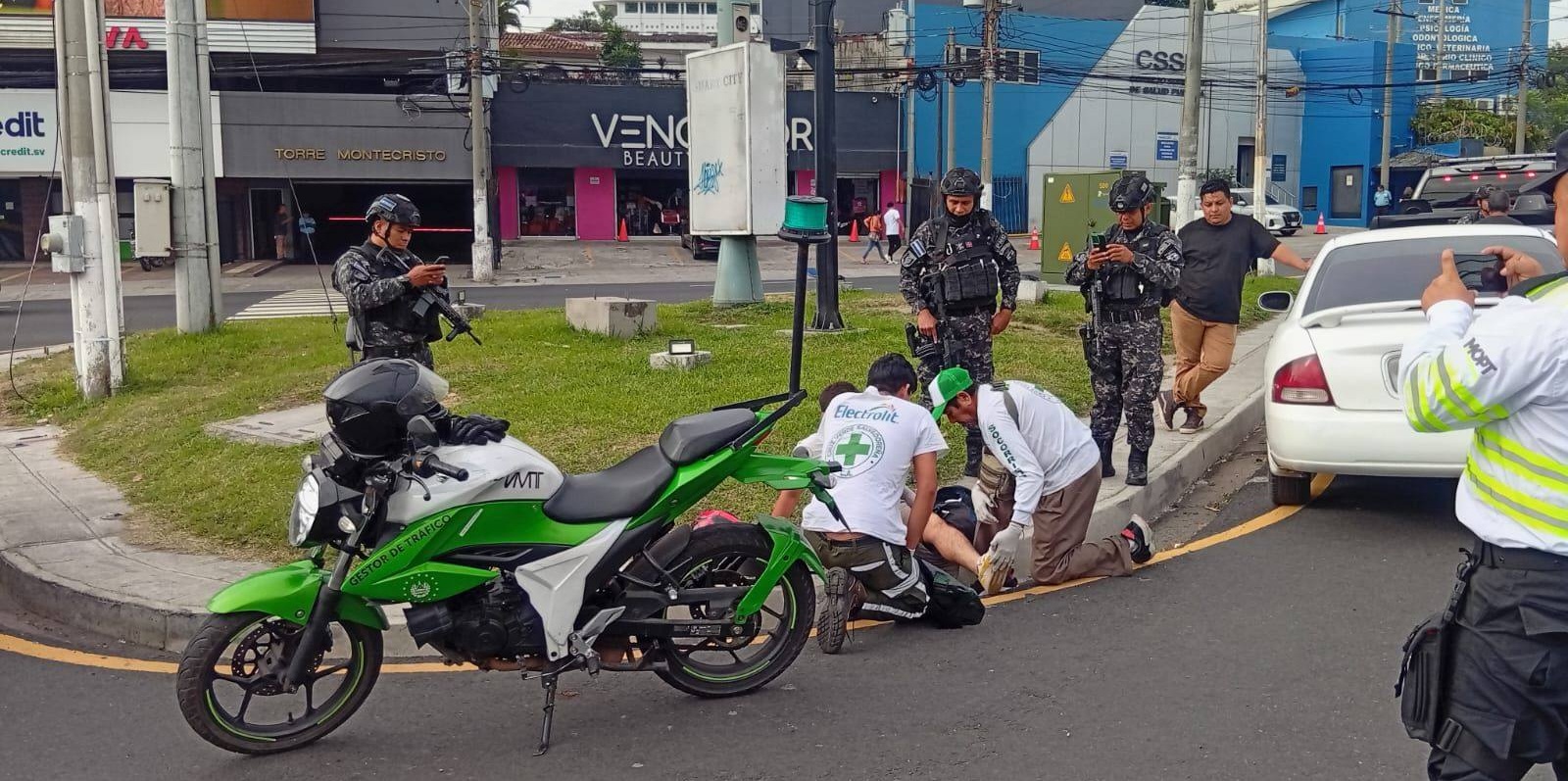 Socorristas de Cruz Verde Santa Anita auxiliaron a un motociclista lesionado tras ser impactado por un sedán en la rotonda del Salvador del Mundo. Foto: Cruz Verde Salvadoreña.