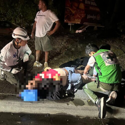 Socorristas de Cruz Verde Soyapango auxiliaron a un hombre con fracturas tras impactar contra un pickup detenido en la Carretera de Oro. Foto: Cruz Verde Salvadoreña.