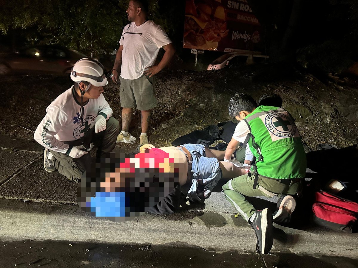 Socorristas de Cruz Verde Soyapango auxiliaron a un hombre con fracturas tras impactar contra un pickup detenido en la Carretera de Oro. Foto: Cruz Verde Salvadoreña.