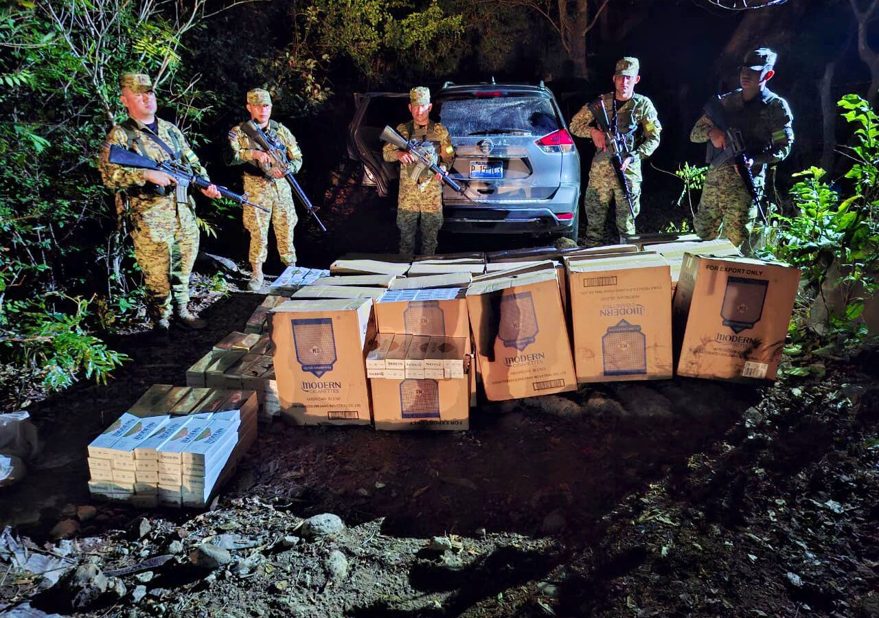 La Fuerza Armada localizó una camioneta abandonada con 29 cajas de producto ilegal en el cantón San Jerónimo, Metapán, durante un operativo del Plan Control Territorial. Foto: @FUERZARMADASV.