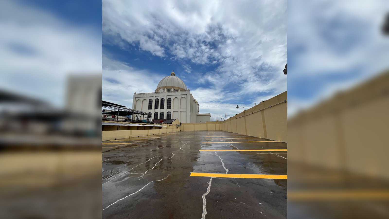 Descubre las opciones de estacionamiento centro histórico de San Salvador con servicio 24/7 y horario extendido. Conoce los cinco parqueos habilitados, incluyendo el Morazán, El Rosario y España, con tarifa única para visitar la Villa Navideña.