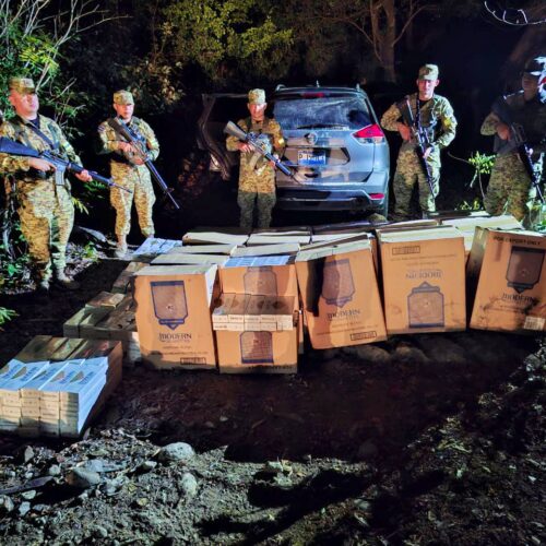 La Fuerza Armada localizó una camioneta abandonada con 29 cajas de producto ilegal en el cantón San Jerónimo, Metapán, durante un operativo del Plan Control Territorial. Foto: @FUERZARMADASV.