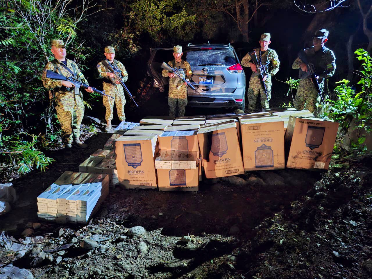 La Fuerza Armada localizó una camioneta abandonada con 29 cajas de producto ilegal en el cantón San Jerónimo, Metapán, durante un operativo del Plan Control Territorial. Foto: @FUERZARMADASV.