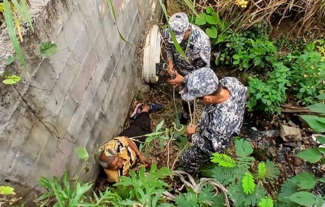 Un hombre de 71 años fue rescatado en la colonia Valdivieso de Ahuachapán tras caer a un barranco. Presentó una fractura en la costilla derecha. Foto: PNCSV.