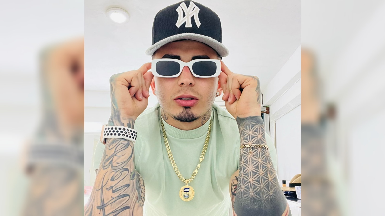 El tiktoker salvadoreño Ricky y su cuñada hondureña protagonizaron un duelo de frases picantes en la piscina, lleno de doble sentido y humor centroamericano. Foto: @soyrickysv.