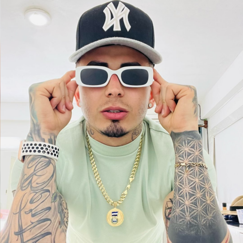 El tiktoker salvadoreño Ricky y su cuñada hondureña protagonizaron un duelo de frases picantes en la piscina, lleno de doble sentido y humor centroamericano. Foto: @soyrickysv.