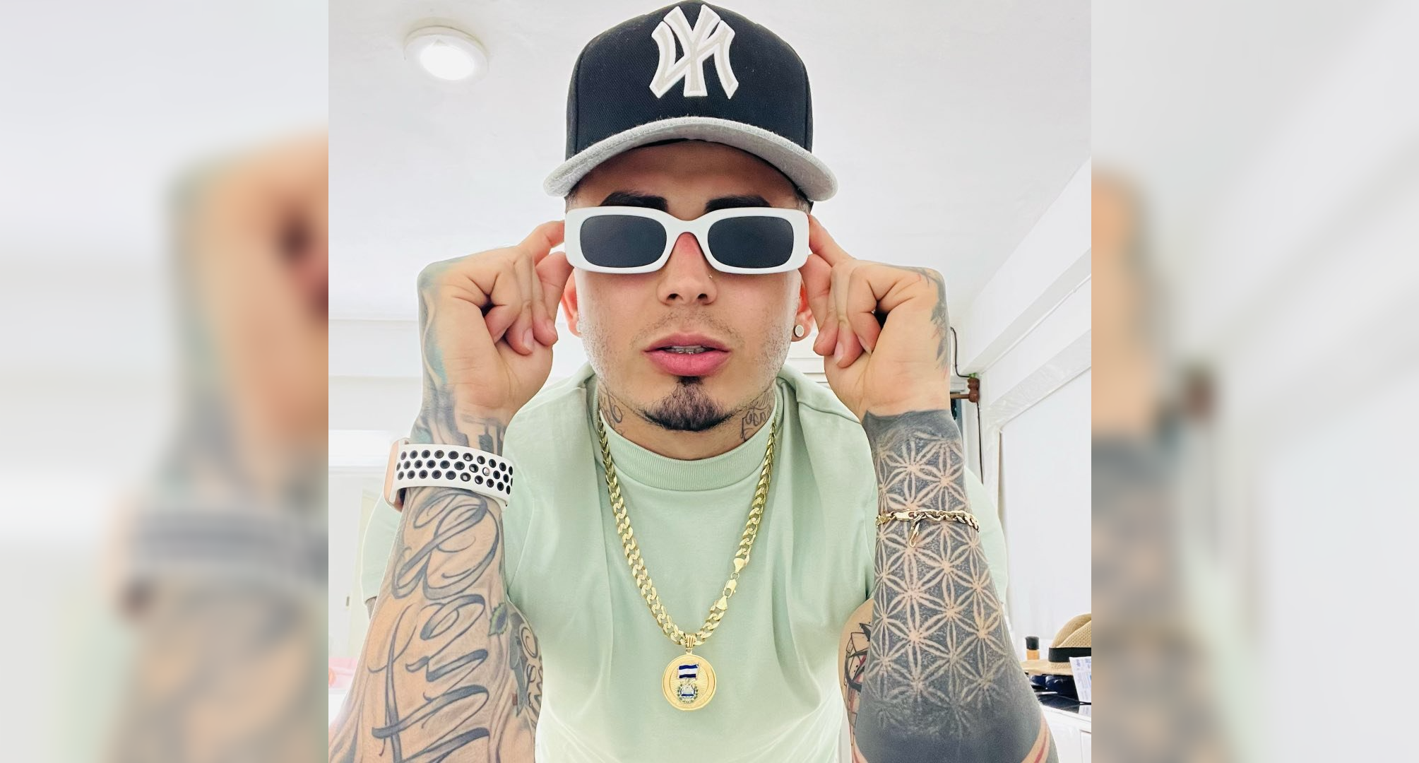 El tiktoker salvadoreño Ricky y su cuñada hondureña protagonizaron un duelo de frases picantes en la piscina, lleno de doble sentido y humor centroamericano. Foto: @soyrickysv.