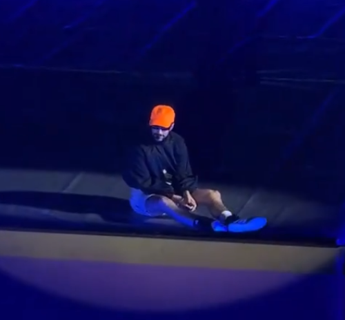 Bad Bunny sufrió una caída accidental en el escenario "La Casita" durante su primer concierto en la Ciudad de México, como parte de su gira "DeBÍ TiRAR MáS FOToS World Tour". Foto: Cortesía.