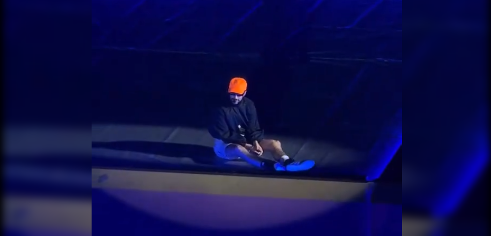 Bad Bunny sufrió una caída accidental en el escenario "La Casita" durante su primer concierto en la Ciudad de México, como parte de su gira "DeBÍ TiRAR MáS FOToS World Tour". Foto: Cortesía.