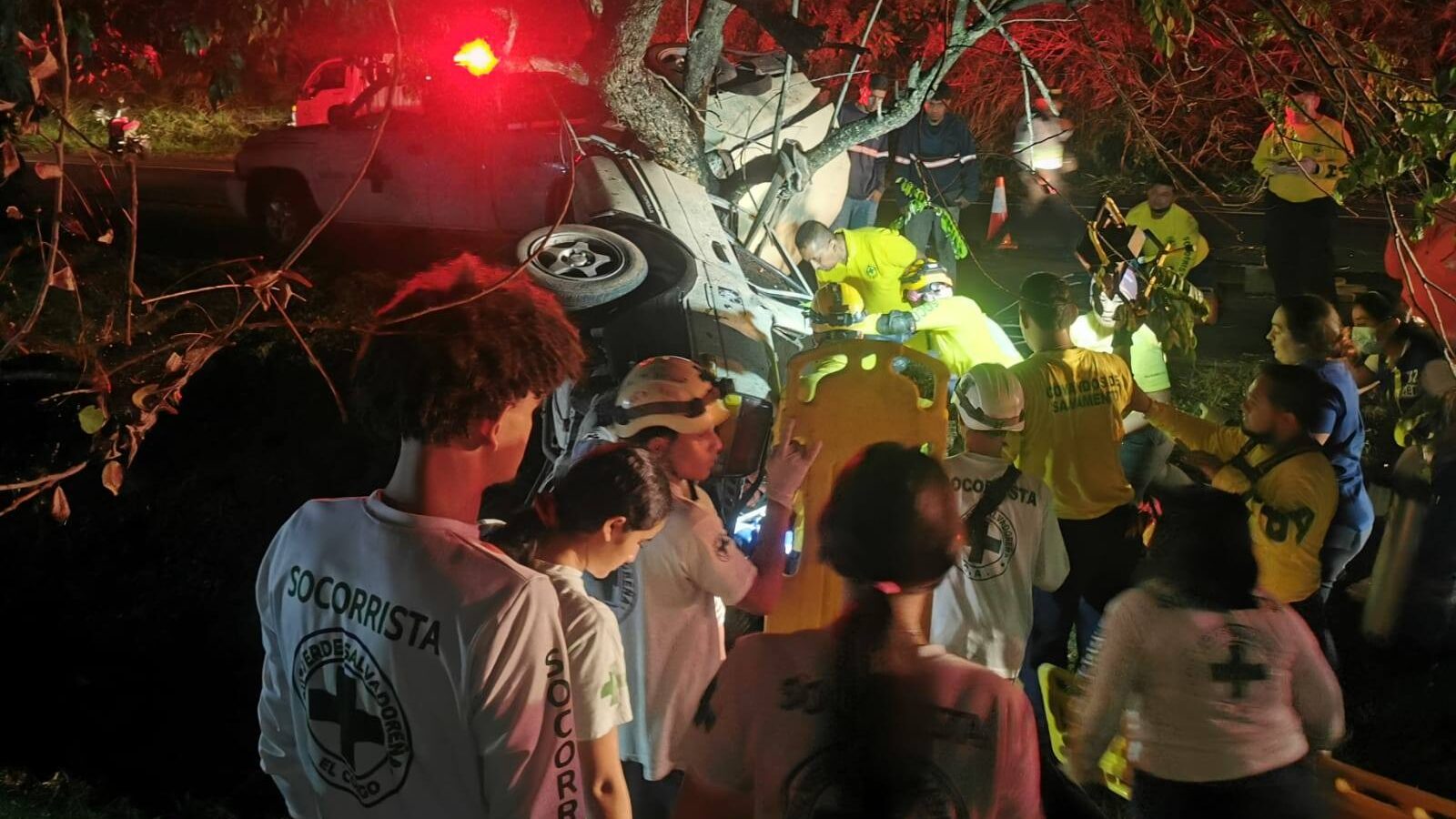Un fatal accidente de tránsito dejó dos personas fallecidas en la Carretera Panamericana, zona Franca American Park, Ciudad Arce. Equipos de Cruz Verde El Congo y Cruz Verde Zapotitán trabajaron en el rescate de víctimas atrapadas entre los hierros retorcidos de un vehículo impactado contra un árbol. Foto: Cruz Verde Salvadoreña.