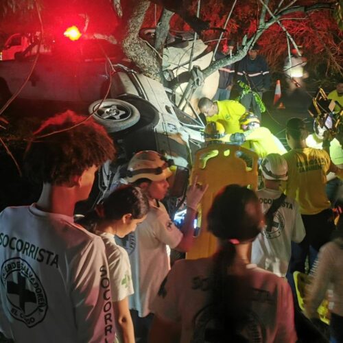 Un fatal accidente de tránsito dejó dos personas fallecidas en la Carretera Panamericana, zona Franca American Park, Ciudad Arce. Equipos de Cruz Verde El Congo y Cruz Verde Zapotitán trabajaron en el rescate de víctimas atrapadas entre los hierros retorcidos de un vehículo impactado contra un árbol. Foto: Cruz Verde Salvadoreña.