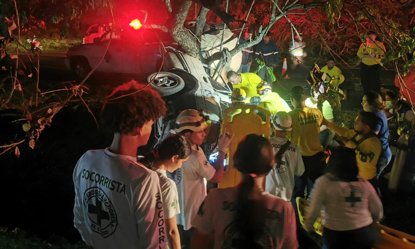 Un fatal accidente de tránsito dejó dos personas fallecidas en la Carretera Panamericana, zona Franca American Park, Ciudad Arce. Equipos de Cruz Verde El Congo y Cruz Verde Zapotitán trabajaron en el rescate de víctimas atrapadas entre los hierros retorcidos de un vehículo impactado contra un árbol. Foto: Cruz Verde Salvadoreña.