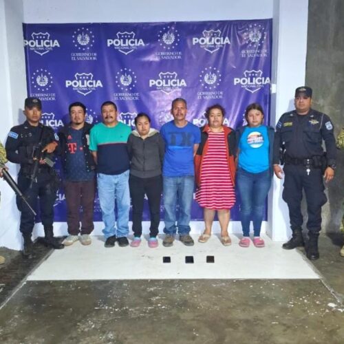 La Fuerza Armada de El Salvador (FUERZARMADASV) y la PNC capturaron a seis pandilleros de la MS-13 en La Libertad Sur, vinculados a delitos de agrupaciones ilícitas. Todos enfrentarán cargos judiciales. Foto: @PNCSV.