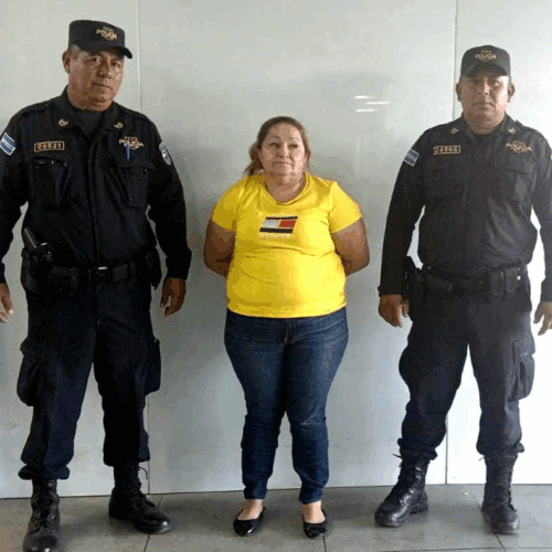 La Policía Nacional Civil (PNC) capturó a Teresa de Jesús Ramírez, alias "La Tere", de 52 años, pandillera de la MS-13 con antecedentes delictivos desde 2008. Fue detenida tras un hurto en un supermercado en Santa Ana y vinculada a delitos como homicidio agravado y lesiones. Portaba dinero en efectivo y dos teléfonos celulares al momento de su detención. Foto: PNCSV.