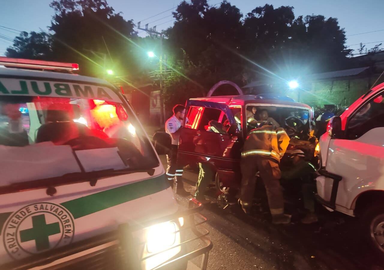 Cuerpos de socorro utilizaron equipo hidráulico para rescatar a tres personas atrapadas tras una colisión frontal en el kilómetro 14 de la Carretera Panamericana. Foto: Cruz Verde Salvadoreña.
