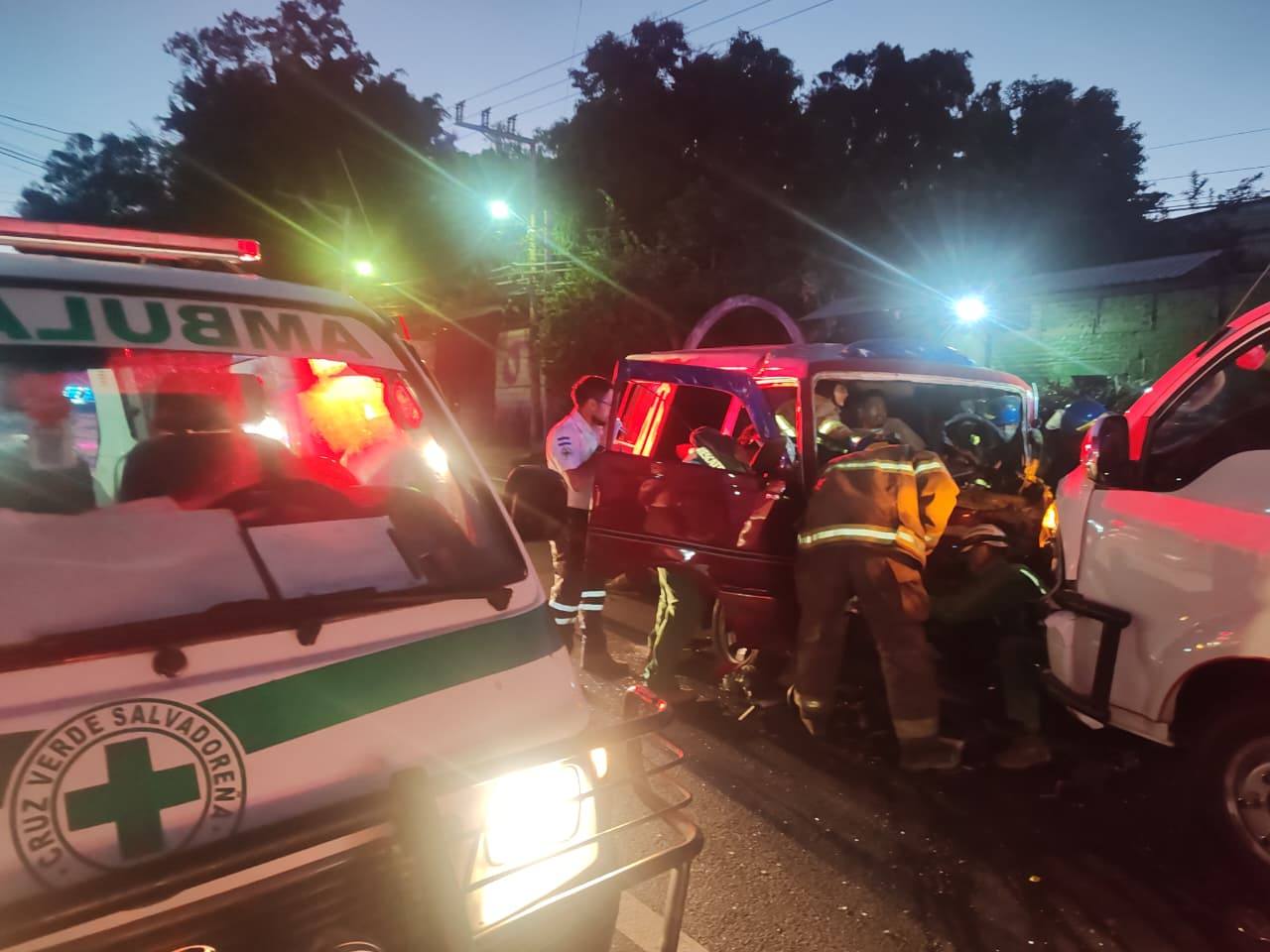 Cuerpos de socorro utilizaron equipo hidráulico para rescatar a tres personas atrapadas tras una colisión frontal en el kilómetro 14 de la Carretera Panamericana. Foto: Cruz Verde Salvadoreña.