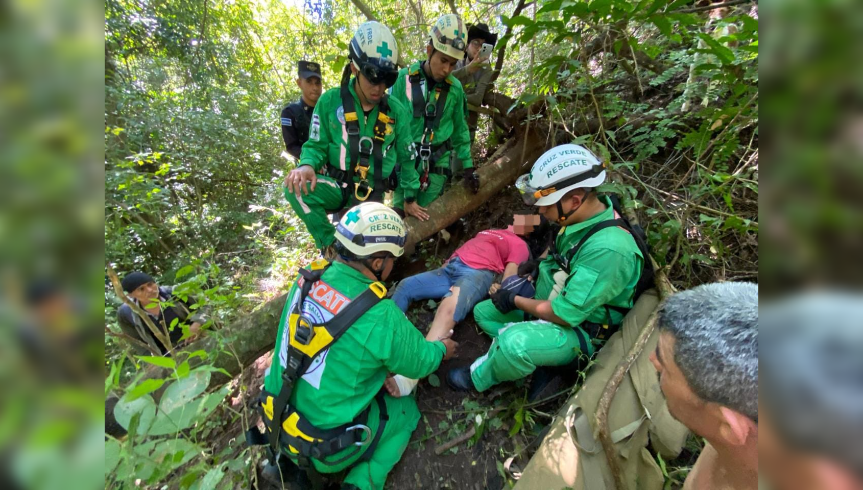 La Unidad de Rescate de Cruz Verde San Martín, junto a la Policía Nacional Civil, logró el rescate exitoso de una madre y su hijo de 10 años tras una intensa búsqueda en los barrancos de Cantón El Carmen, San Pedro Perulapán. Foto: Cruz Verde.