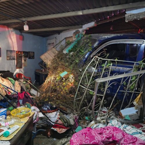 Socorristas de Cruz Verde atendieron a dos adultos mayores tras el impacto de un camión contra el muro de su vivienda en la carretera a Candelaria. Foto: Cruz Verde Salvadoreña.