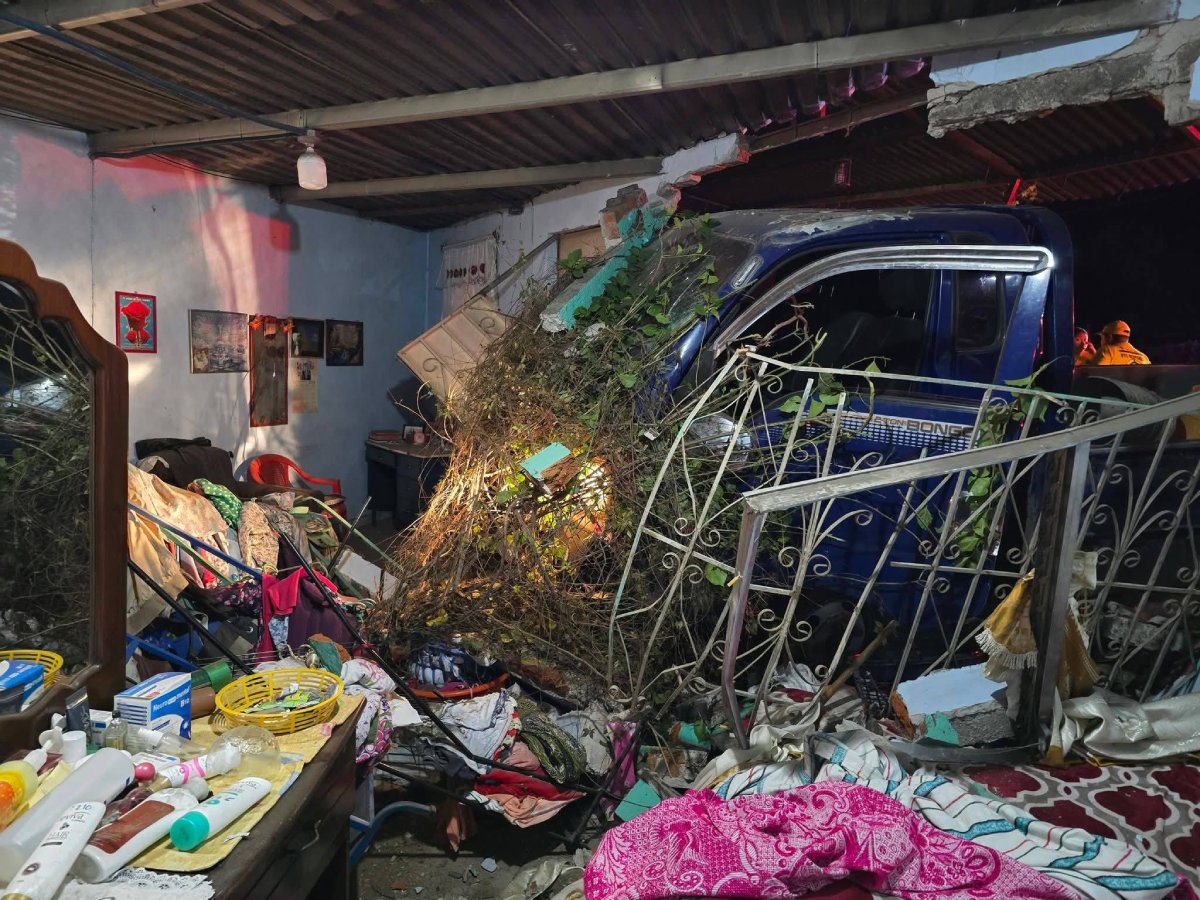 Socorristas de Cruz Verde atendieron a dos adultos mayores tras el impacto de un camión contra el muro de su vivienda en la carretera a Candelaria. Foto: Cruz Verde Salvadoreña.