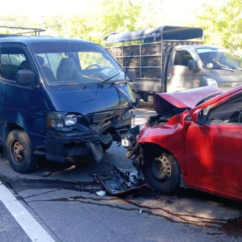 Cuatro personas resultaron lesionadas en un grave accidente en la Autopista de Oro, Ilopango. Cruz Verde Salvadoreña brindó asistencia inmediata a las víctimas del choque. Foto: Cruz Verde Salvadoreña.