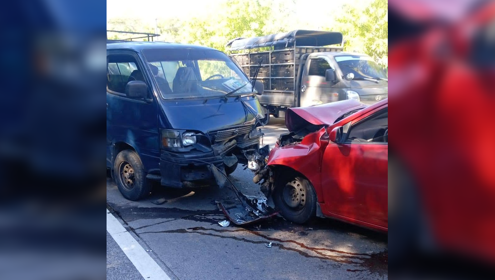 Cuatro personas resultaron lesionadas en un grave accidente en la Autopista de Oro, Ilopango. Cruz Verde Salvadoreña brindó asistencia inmediata a las víctimas del choque. Foto: Cruz Verde Salvadoreña.
