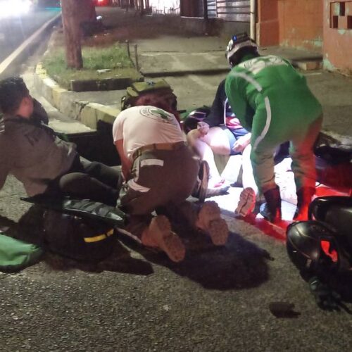 Una pareja de motociclistas quedó lesionada tras ser embestida por un conductor que huyó del lugar en la 25ª Avenida Sur. Cruz Verde los trasladó de emergencia a un hospital. Foto: Cruz Verde Salvadoreña.