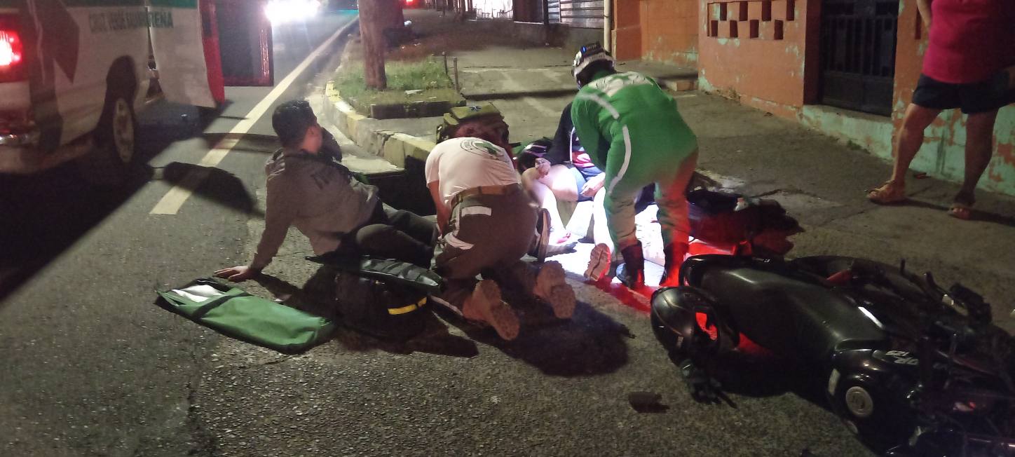 Una pareja de motociclistas quedó lesionada tras ser embestida por un conductor que huyó del lugar en la 25ª Avenida Sur. Cruz Verde los trasladó de emergencia a un hospital. Foto: Cruz Verde Salvadoreña.