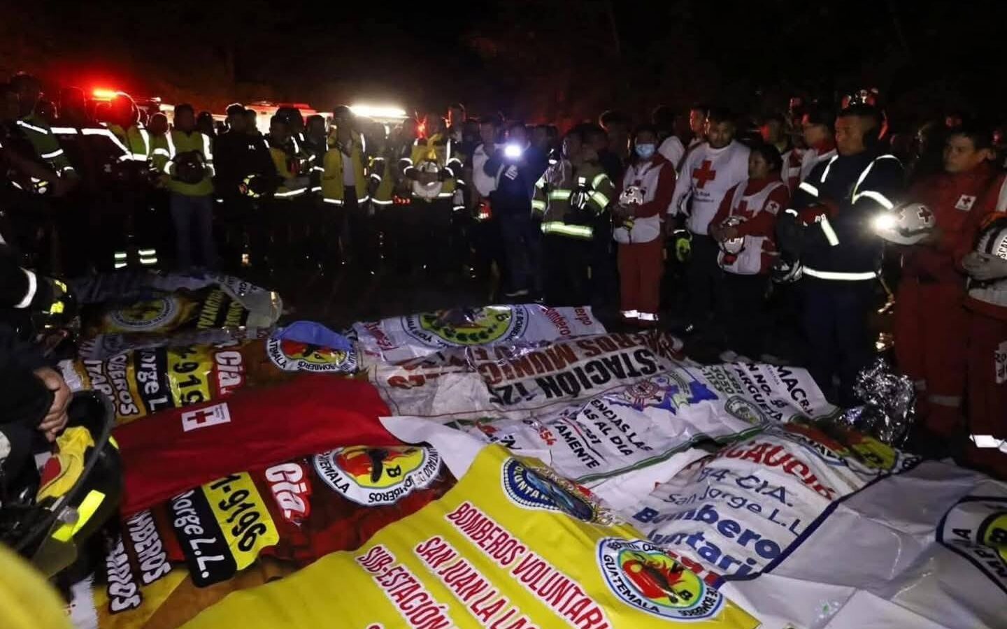 Un autobús extraurbano se precipitó a un barranco en el kilómetro 174 de la Ruta Interamericana, dejando 15 fallecidos y cerca de 40 heridos. Foto: Cuerpos de Socorro de Guatemala.